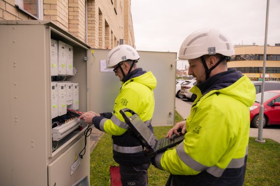 Alytaus apskrityje išmaniuosius skaitiklius diegiantys ESO inžinieriai: už išaugusio elektros...